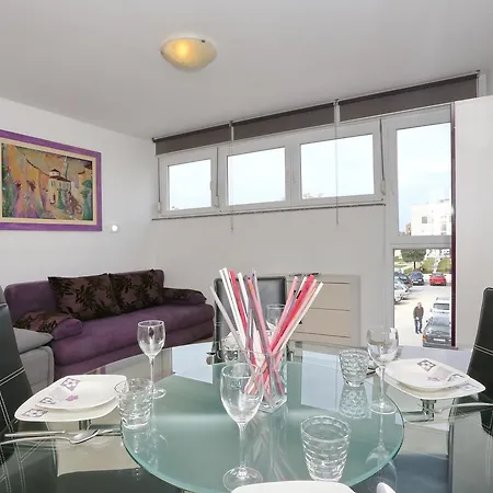 Town Center Apartment *