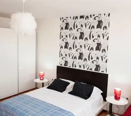Town Center Apartment *